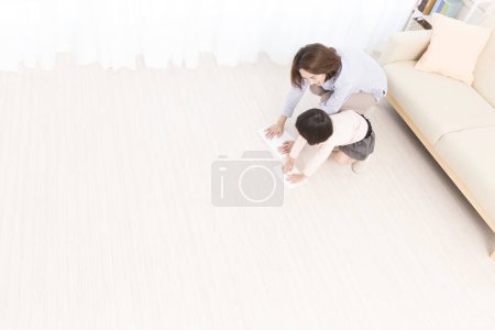 Téléchargez les photos : Asiatique famille nettoyage le sol ensemble - en image libre de droit