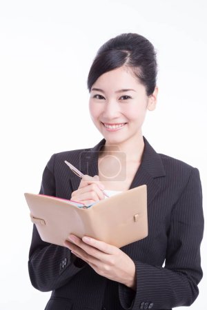 Téléchargez les photos : Portrait de belle jeune femme d'affaires japonaise avec carnet isolé sur blanc - en image libre de droit
