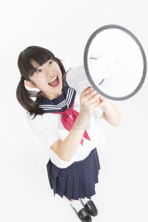 Téléchargez les photos : Portrait de belle écolière japonaise avec haut-parleur - en image libre de droit