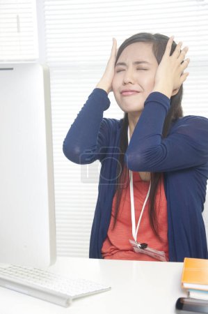 Foto de Asiático mujer sentirse estresado de trabajo - Imagen libre de derechos