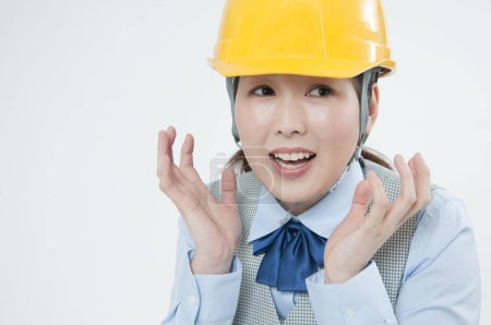 asustado asiático mujer construcción trabajador en casco