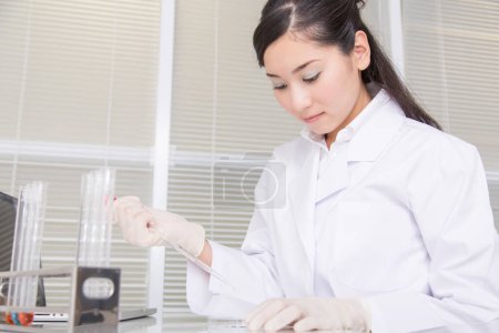 Téléchargez les photos : Asiatique femme médecin travailler à laboratoire - en image libre de droit