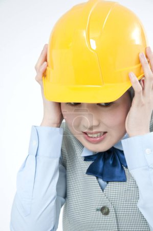 asustado asiático mujer construcción trabajador en casco