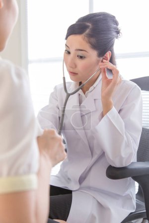 Téléchargez les photos : Asiatique femme médecin examen patient - en image libre de droit