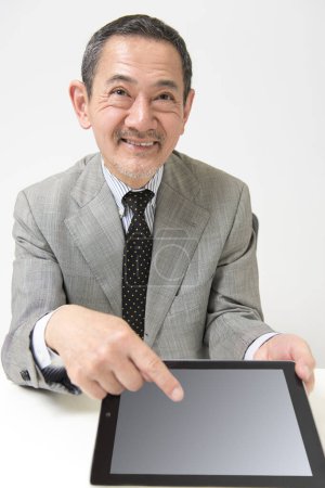 Foto de Retrato de hombre de negocios asiático maduro con tableta digital sobre fondo blanco - Imagen libre de derechos