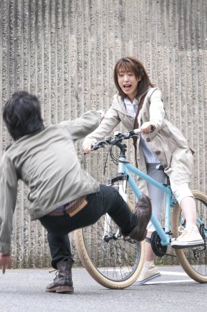 Téléchargez les photos : Asiatique femme sur vélo fabrication accidednt frapper l'homme sur la route - en image libre de droit
