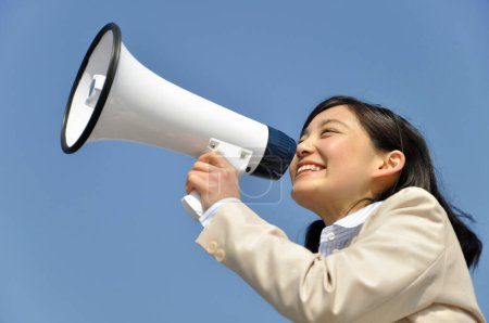 Téléchargez les photos : Jeune asiatique femme crier par mégaphone - en image libre de droit