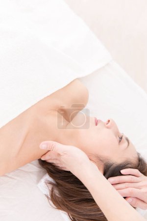 Téléchargez les photos : Belle japonais femme ayant visage massage dans spa salon - en image libre de droit