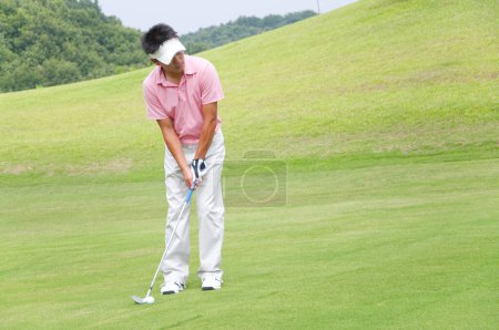 Téléchargez les photos : Homme asiatique jouant au golf - en image libre de droit