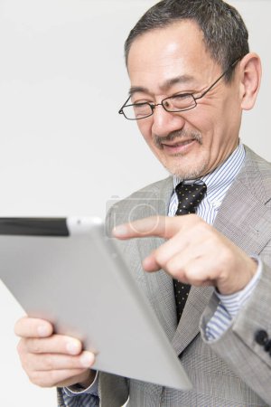 Foto de Retrato de hombre de negocios asiático maduro con tableta digital sobre fondo blanco - Imagen libre de derechos