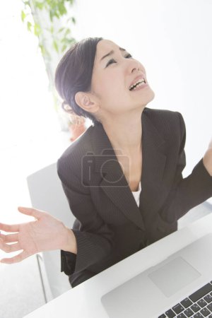 Foto de Retrato de hermosa joven estresada mujer de negocios japonesa en el lugar de trabajo aislado en blanco - Imagen libre de derechos