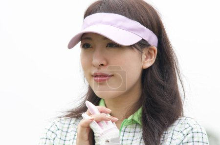 Téléchargez les photos : Fermer belle asiatique femme golf joueur posant sur cours - en image libre de droit