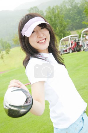 Téléchargez les photos : Jeune femme jouant au golf - en image libre de droit