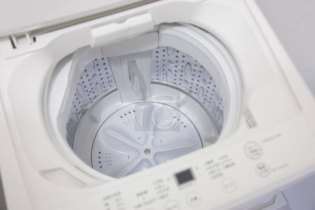 Foto de Modern white laundry machine, close up - Imagen libre de derechos