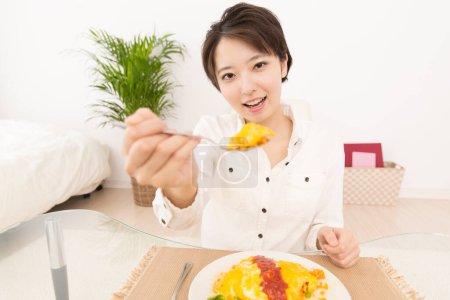 Téléchargez les photos : Belle japonaise femme avoir un déjeuner à la maison - en image libre de droit
