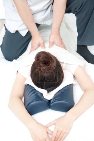 Téléchargez les photos : Asiatique femme réception un massage à spa salon - en image libre de droit
