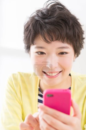 Téléchargez les photos : Femme asiatique avec téléphone intelligent - en image libre de droit