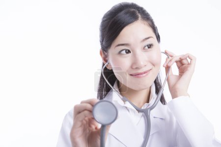 Téléchargez les photos : Portrait d'une femme asiatique médecin avec stéthoscope - en image libre de droit