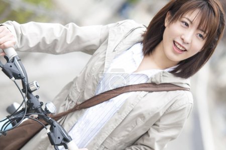 Foto de Joven asiático mujer con bicicleta en ciudad calle - Imagen libre de derechos