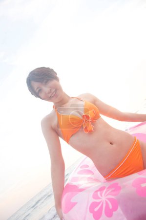 Téléchargez les photos : Femme asiatique avec anneau gonflable rose - en image libre de droit