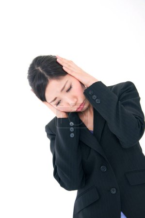 Foto de Mujer japonesa estresada con dolor de cabeza sobre fondo aislado - Imagen libre de derechos