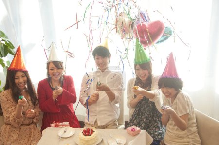 Foto de Asiático amigos celebrando cumpleaños, teniendo fiesta en casa - Imagen libre de derechos