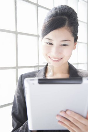 Foto de Joven asiático negocios mujer usando tablet - Imagen libre de derechos