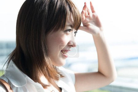 Téléchargez les photos : Jeune asiatique entreprise femme regardant à la fenêtre - en image libre de droit