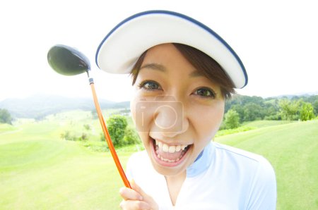 Téléchargez les photos : Femme jouant au golf dans le parc - en image libre de droit