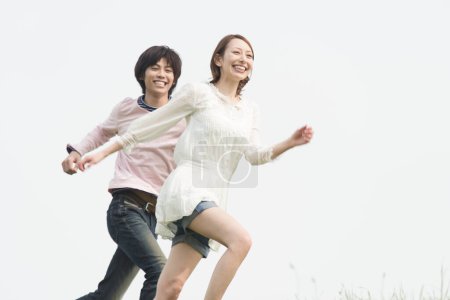 Foto de Joven asiático pareja jugando en parque - Imagen libre de derechos