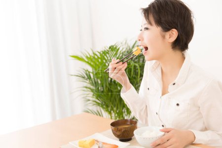 Foto de Hermosa japonesa mujer tener un almuerzo - Imagen libre de derechos