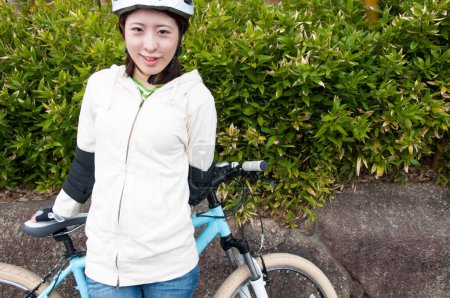 Foto de Joven hembra montando una bicicleta - Imagen libre de derechos
