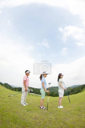 Téléchargez les photos : Heureux asiatique homme et femmes golf joueurs - en image libre de droit