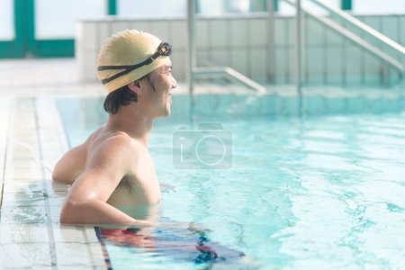 Téléchargez les photos : Asiatique l'homme dans un piscine - en image libre de droit