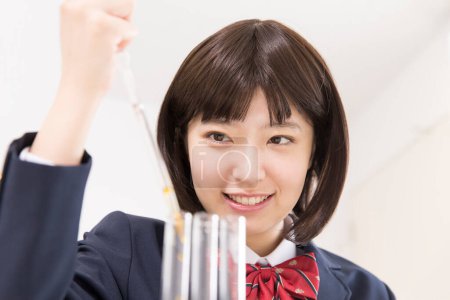 Téléchargez les photos : Asiatique femme étudiant chimie à l'université - en image libre de droit