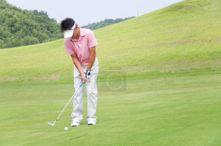 Téléchargez les photos : Homme asiatique jouant au golf - en image libre de droit