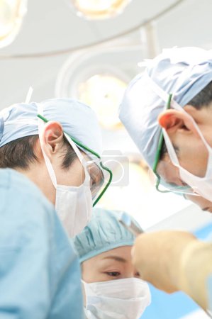 Téléchargez les photos : Gros plan sur l'équipe de chirurgiens travaillant en salle d'opération chirurgicale - en image libre de droit