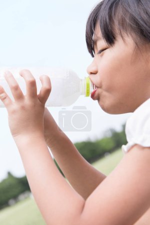 Foto de Mujer joven bebiendo agua de la botella - Imagen libre de derechos