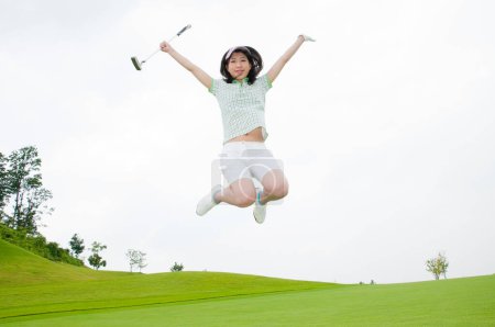 Téléchargez les photos : Fermer belle asiatique femme golf joueur posant sur cours - en image libre de droit