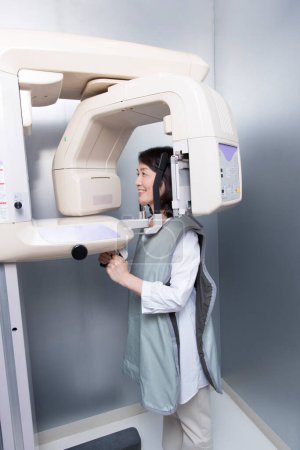 Foto de Cerrar hasta asiático mujer haciendo 3d mandíbulas x-ray - Imagen libre de derechos