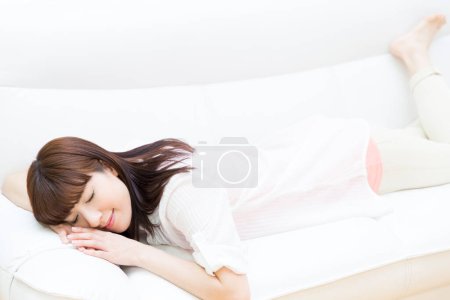 Téléchargez les photos : Femme dormant sur le lit à la maison - en image libre de droit