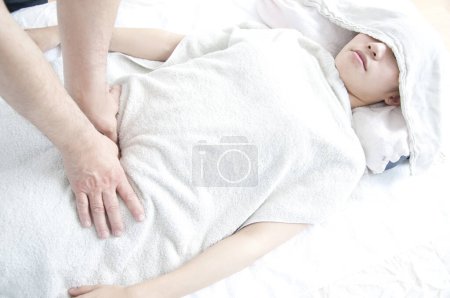 Foto de Joven asiático mujer recibir masaje en spa centro - Imagen libre de derechos