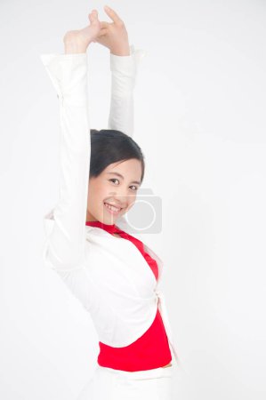 Téléchargez les photos : Studio shot de femme asiatique en costume blanc et chemisier rouge - en image libre de droit