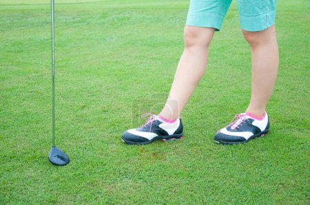 Téléchargez les photos : Femme jouant au golf sur herbe verte - en image libre de droit