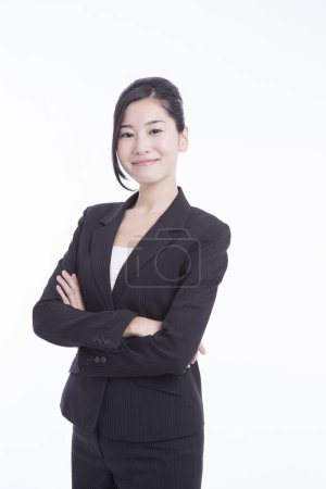 Foto de Joven mujer de negocios japonesa en traje casual de pie sobre fondo de estudio blanco - Imagen libre de derechos