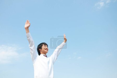 Foto de Joven con los brazos levantados al aire libre - Imagen libre de derechos