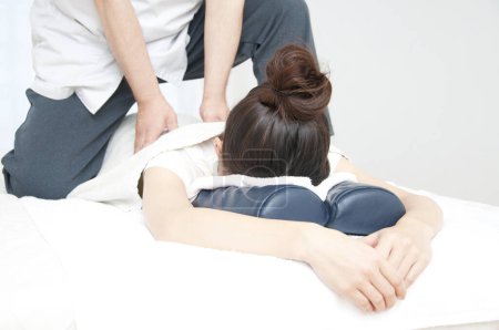 Téléchargez les photos : Asiatique femme réception un massage à spa salon - en image libre de droit