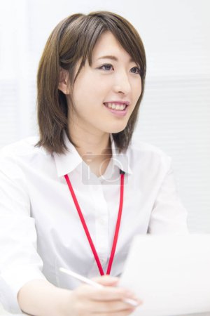 Foto de Retrato de cerca de una joven japonesa con camisa blanca, aislada sobre fondo blanco - Imagen libre de derechos