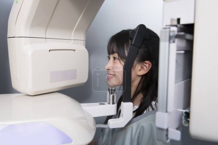 Téléchargez les photos : Fermer asiatique fille faire 3d mâchoires x-ray - en image libre de droit