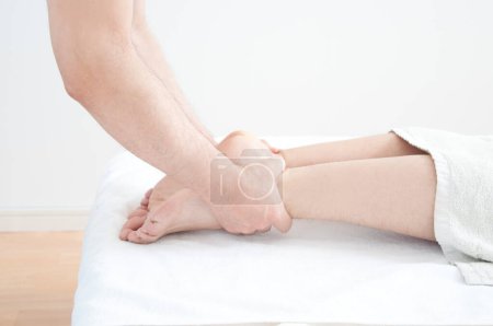 Téléchargez les photos : Homme ayant massage au spa - en image libre de droit